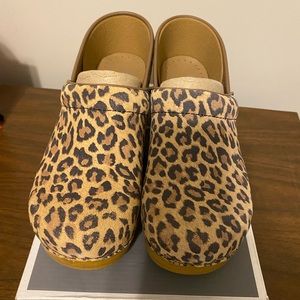 New Dansko professional suede Leopard clogs